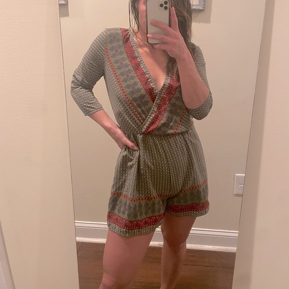 ILLA ILLA Pants - ILLA ILLA Printed V Neck 3/4 Sleeve Romper Size S